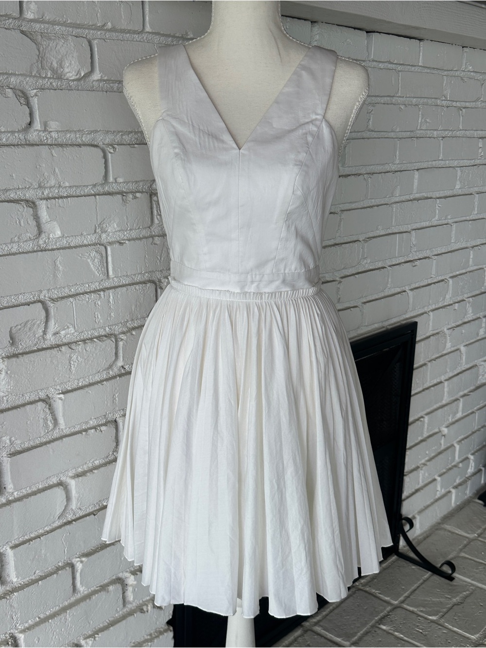Robert Rodriguez White V-Neck Cutout Back Fit & Flare Mini Dress - Size 4